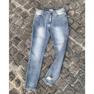 Quần jeans xanh.