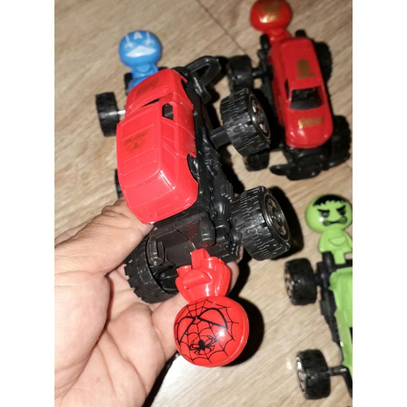 Một chiếc xe siêu anh hùng chạy bằng chìa khóa bằng nhựa rất đẹp