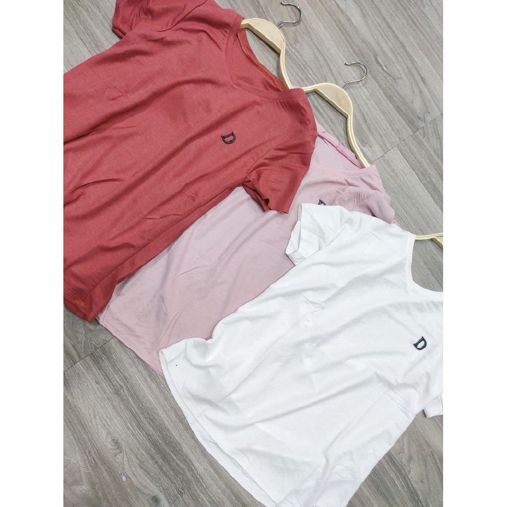 áo thun cộc tay cổ v dập nổi chữ