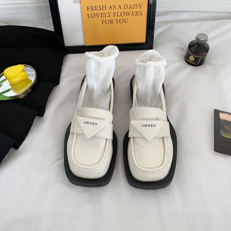Giày da bóng nữ lấy cảm hứng Prada đầu vuông