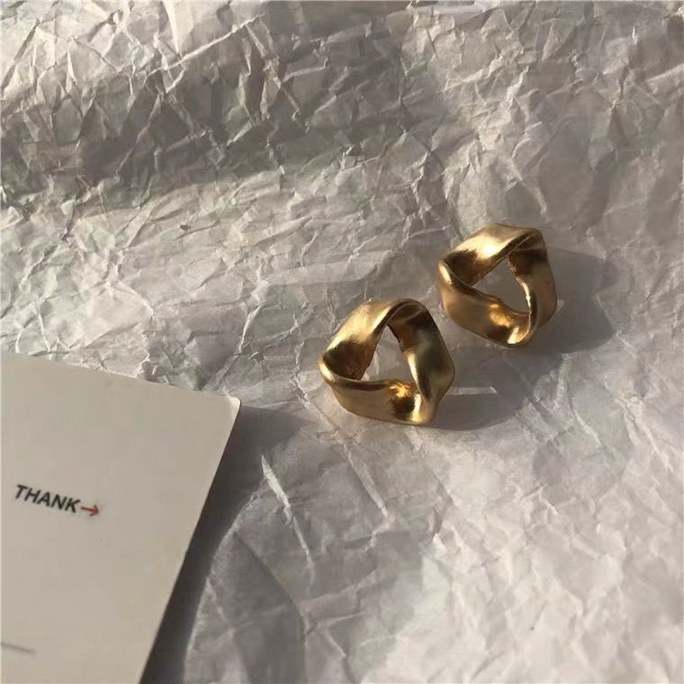 Khuyên Tai Hình Tam Giác Phong Cách Hong Kong Thời Trang 2022 Dành Cho Nữ