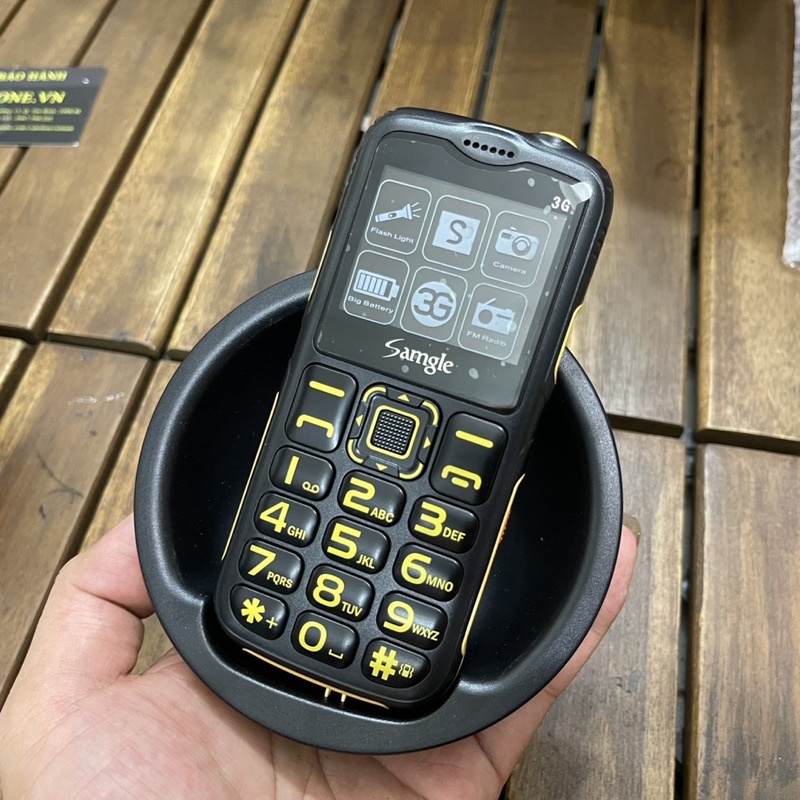 Điện thoại chính hãng cao cấp dùng đuoc mạng 3G cho người lớn tuổi có đốc sạc.