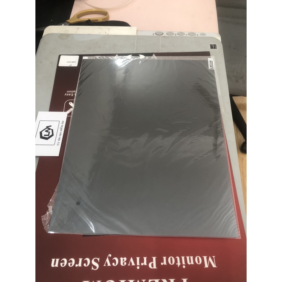 Tấm dán màn hình máy tính chống nhìn trộm, tháo ra dán lại dễ dàng. Có thể ghé shop hỗ trợ dán free