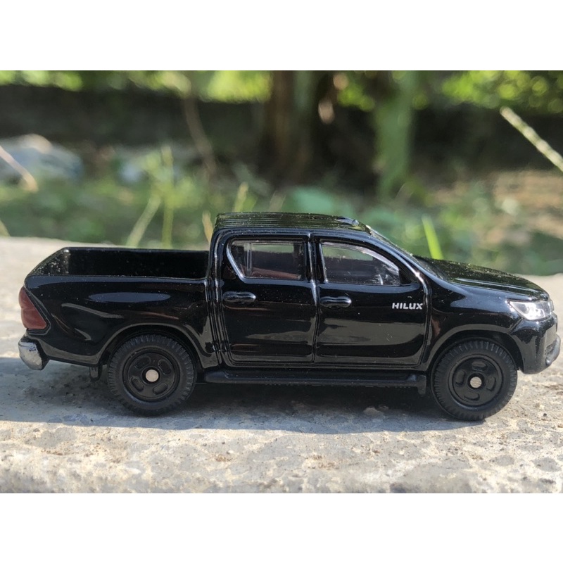 Xe mô hình Tomica số 67 Toyota Hilux, Tem 2021, Hàng chính hãng, thương hiệu Nhật, sản xuất Việt Nam