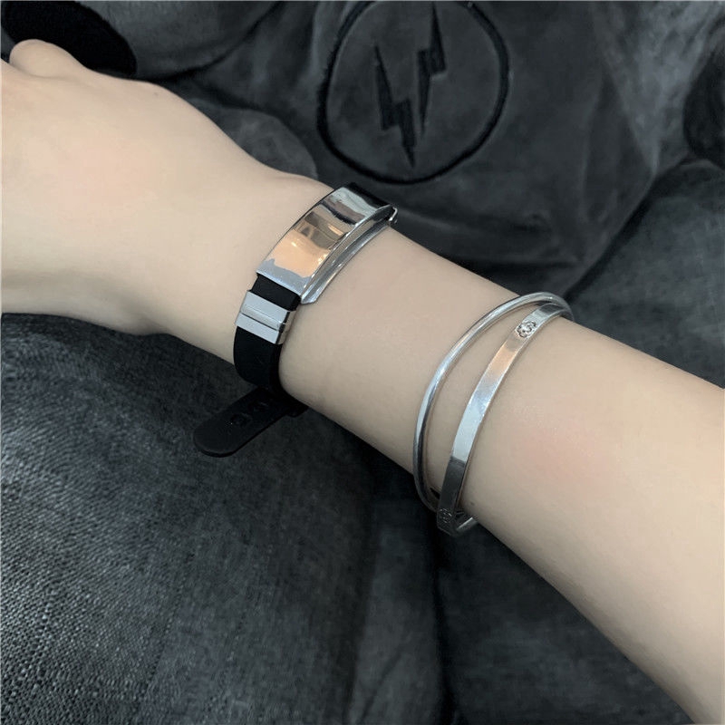 Vòng tay chất liệu thép titan phong cách thể thao cá tính sành điệu