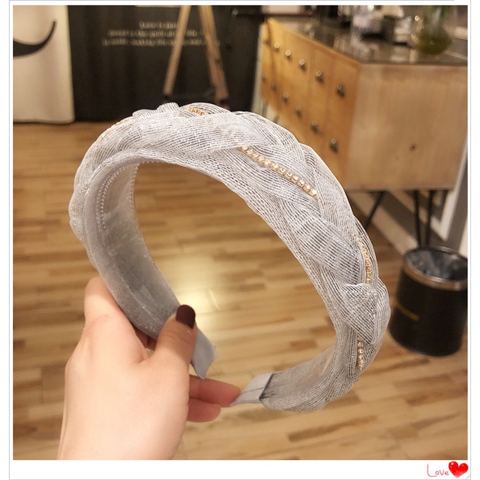 Cài tóc dịu dàng cho các bạn nữ có đính đá