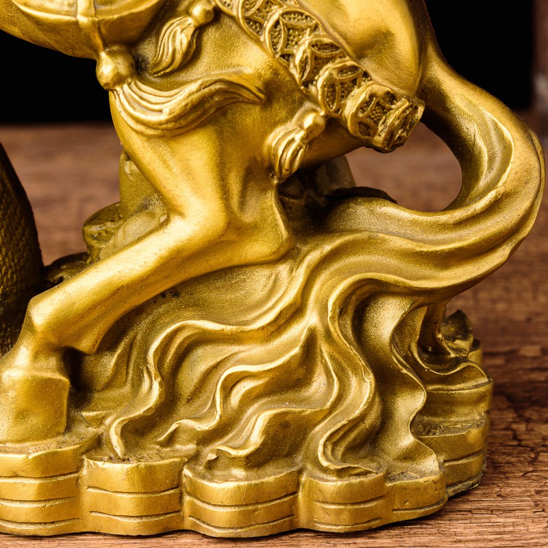 Tượng ngựa xích thố đứng trên túi tài lộc bằng đồng thau phong thủy Hồng Thắng