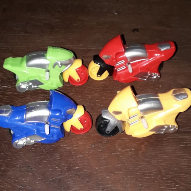 Một chiếc siêu xe mô tô chạy chớn bằng nhựa rất đẹp V12c