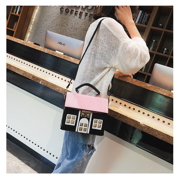 Túi xách đeo chéo hình ngôi nhà độc lạ