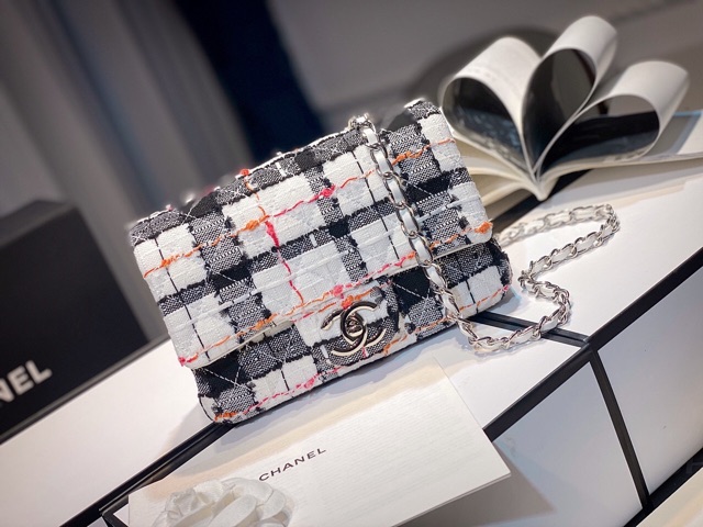 Túi đeo chéo CLASSIC DẠ mày trắng đen khoá bạc sang trọng fullbox có hộp