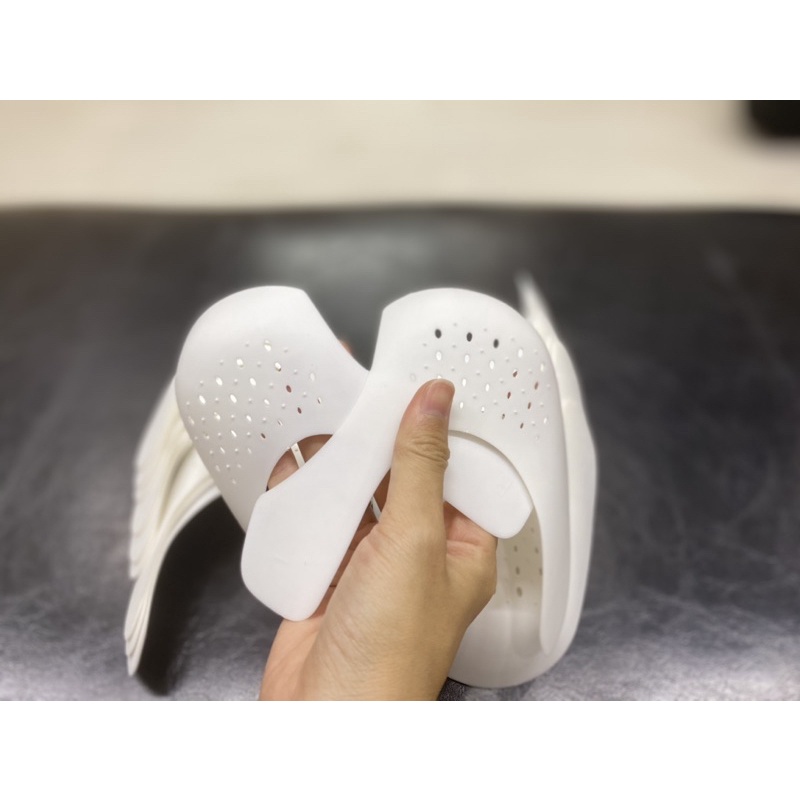 Sneaker shield bảo vệ mũi, giữ form giày