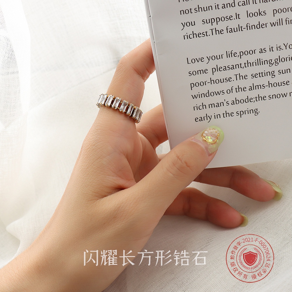 Nhẫn thép titan mạ vàng 18K đính đá zircon toàn diện phong cách Pháp