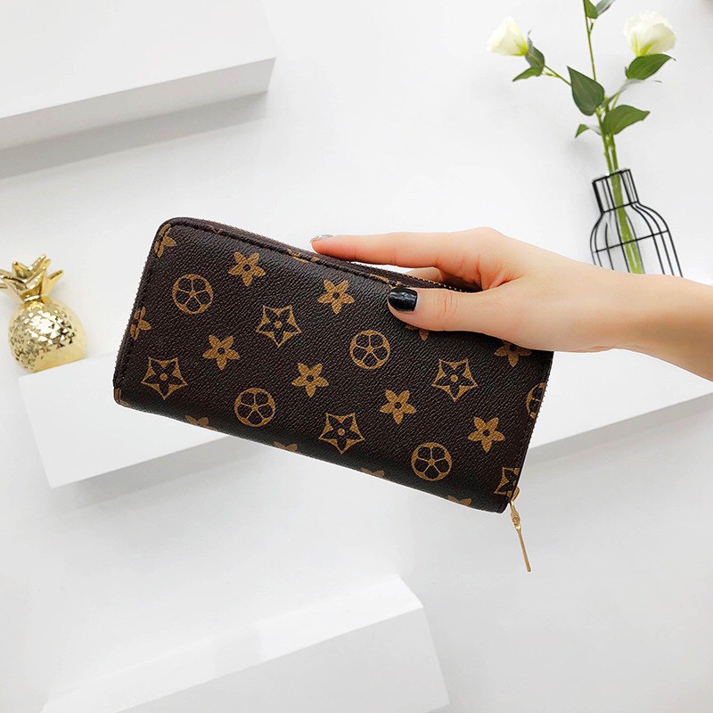 VÍ DÀI NỮ CẦM TAY GD VÀ HOA VÀ CARO KHÓA KÉO V281B SANG CHẢNH CỰC HOT