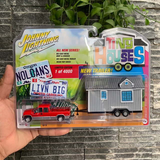 Johnny Lightning - 2002 Chevy Silverado 1500 with Tiny House - Xe mô hình tỉ lệ 1/64