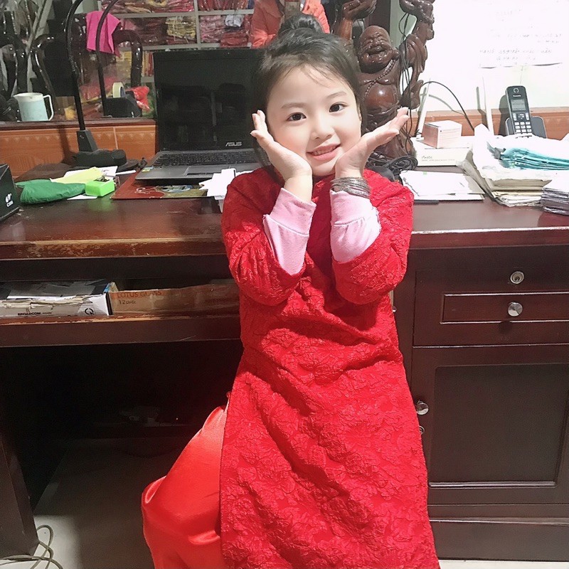 Áo dài cách Tân kèm váy mẹ và bé gái