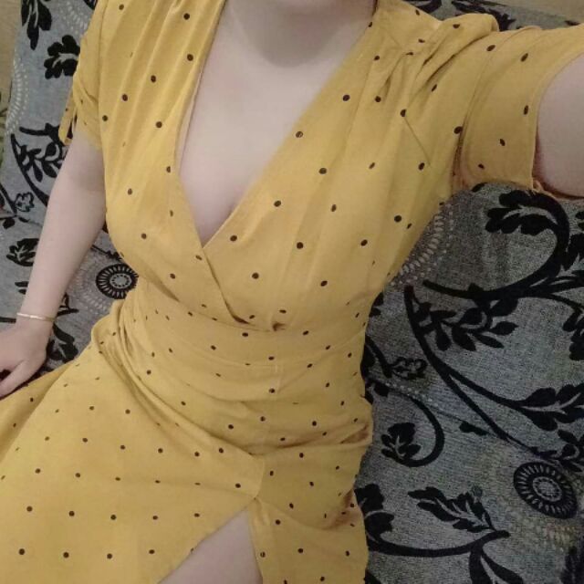 Đầm maxi vàng xẻ đùi