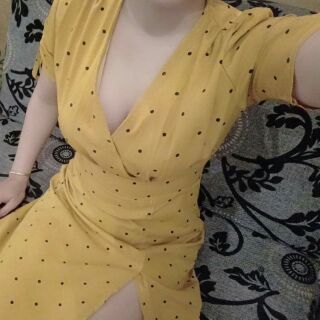 Đầm maxi vàng xẻ đùi