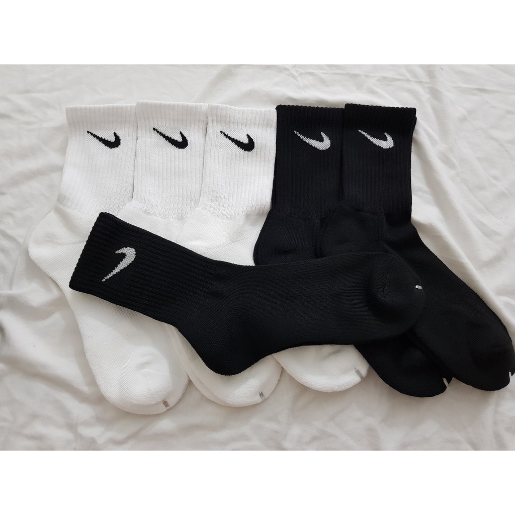 Combo 5 Đôi Tất thể thao cao cổ Nike (2 đen , 3 trắng) Tặng thêm 1 đôi đen - Free ship + Quà tặng từ TatsTats.vn