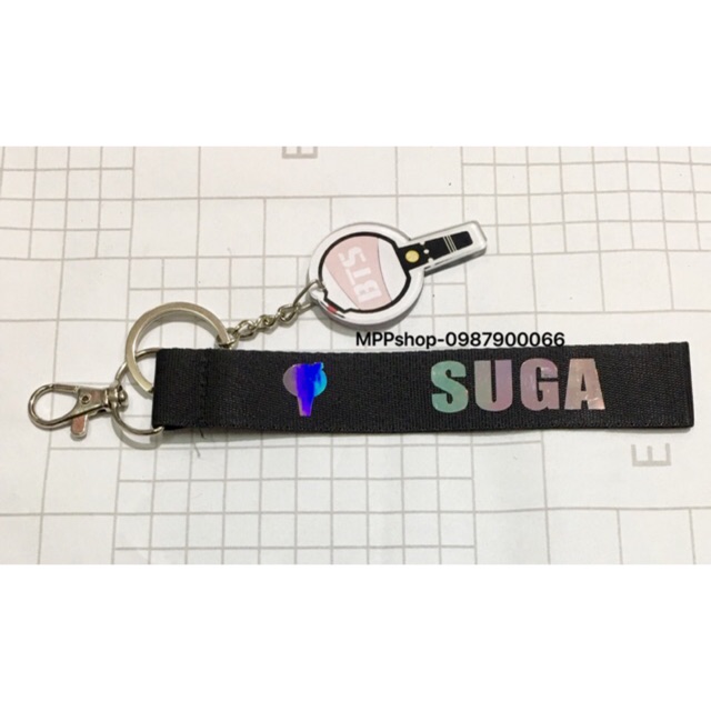 Nametag SUGA BTS kèm móc khoá trong hình logo bom