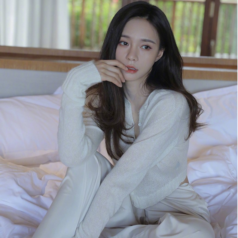 Áo croptop trắng dệt kim Rosé Jennie Blackpink