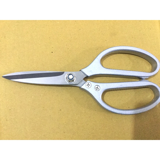 Kéo cắt thịt gà