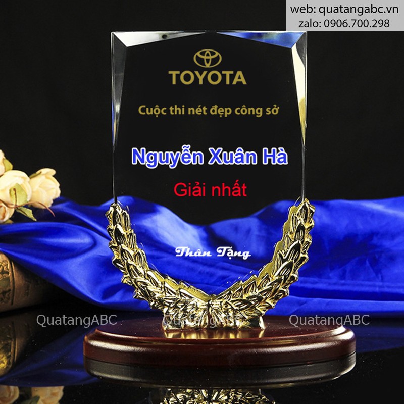 Cúp pha lê cao cấp, kỷ niệm chương pha lê in hình in logo công ty lưu niệm. Phôi pha lê đế gỗ