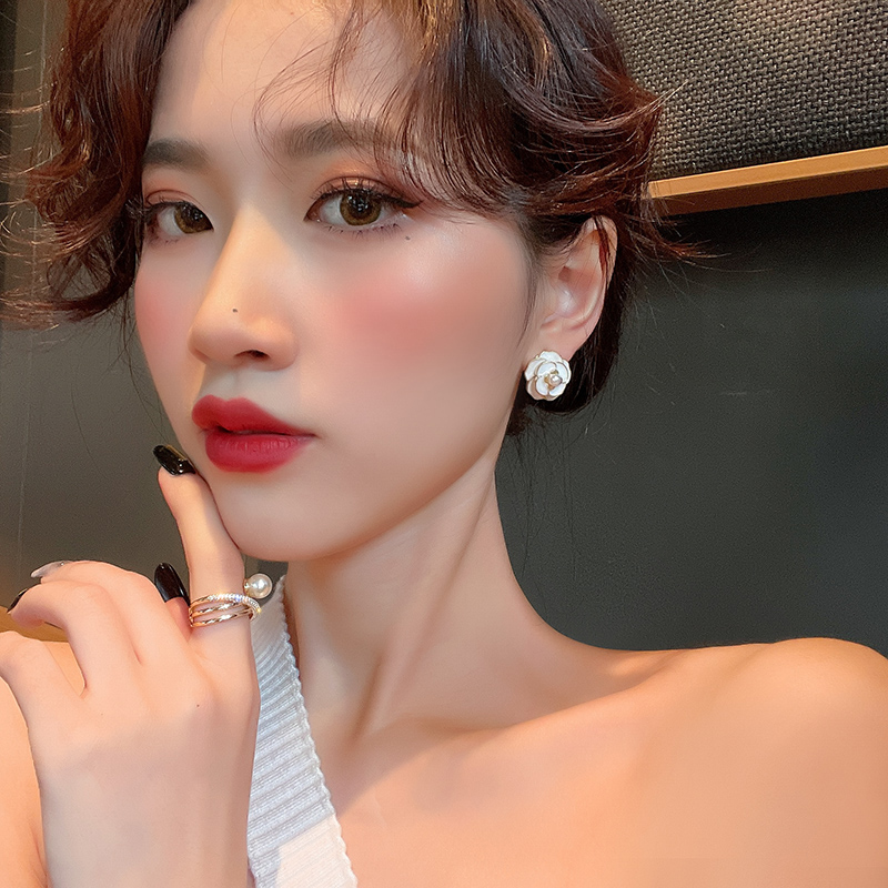 Hoa Tai Hình Hoa Trà Đen Trắng Đính Ngọc Trai Giả Phong Cách Hàn Quốc