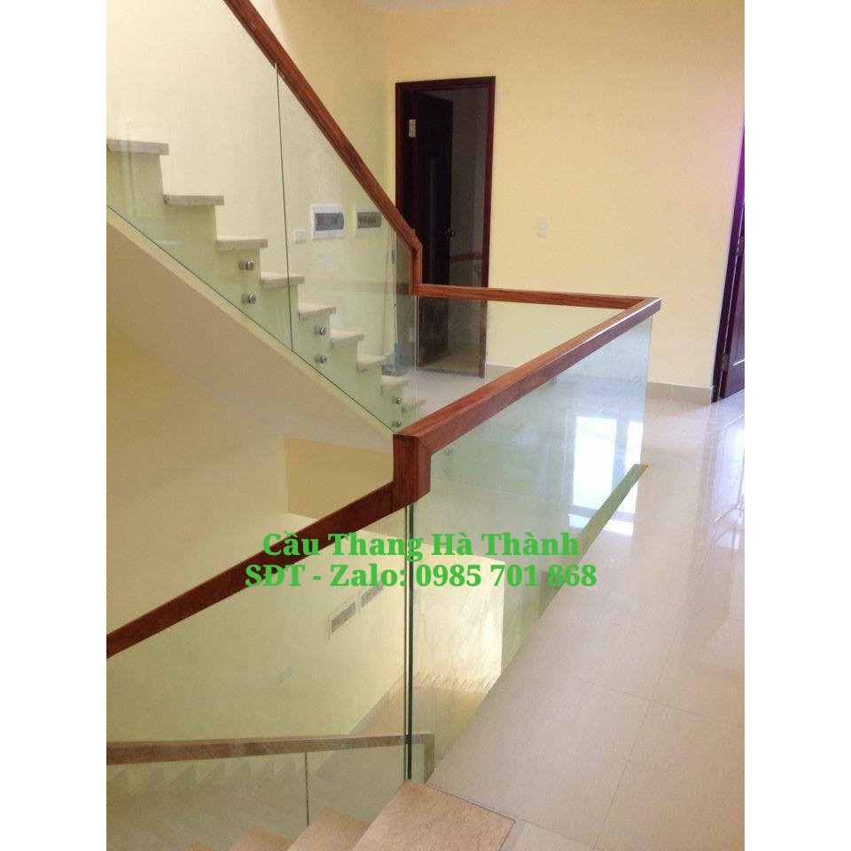 Cầu thang kính tay vịn gỗ vuông đẹp giá rẻ