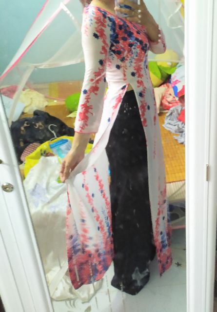 Áo dài hoa dây đỏ