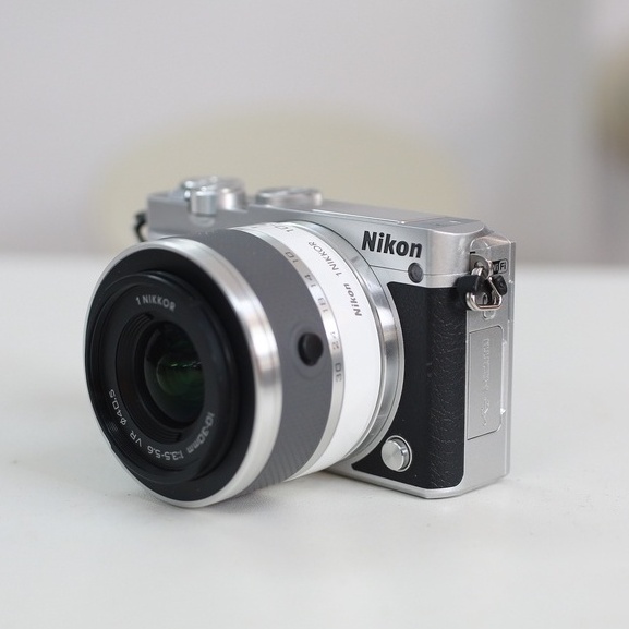 Bộ máy ảnh Mirrorless Nikon 1 J5 kèm ống kính 10-30mm f/3.5–5.6VR
