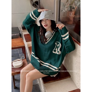Áo len viền cổ V thêu R the.sweaterweather TSW