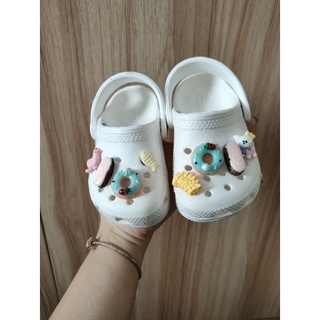 ☢️ sale giảm giá sốc huỷ diệt . dép sục crocs classic trắng cho bé trai gái + sticker sứ gắn trên sục.