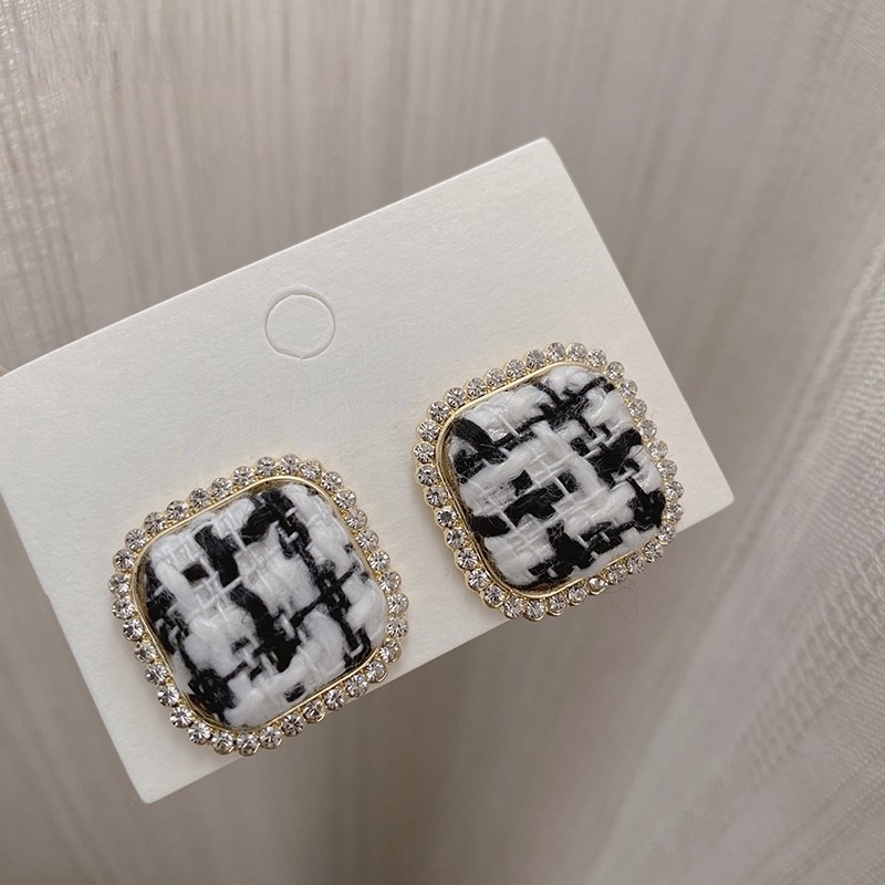 Bông Tai Mạ Bạc 925 Họa Tiết Caro Trắng Đen Thời Trang Dễ Phối Đồ