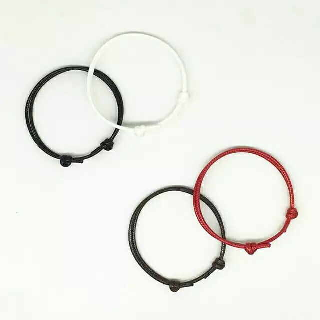 Vòng đeo tay cặp đôi dây sáp Hàn Quốc thiết kế đơn giản, có thể điều chỉnh khi đeo.