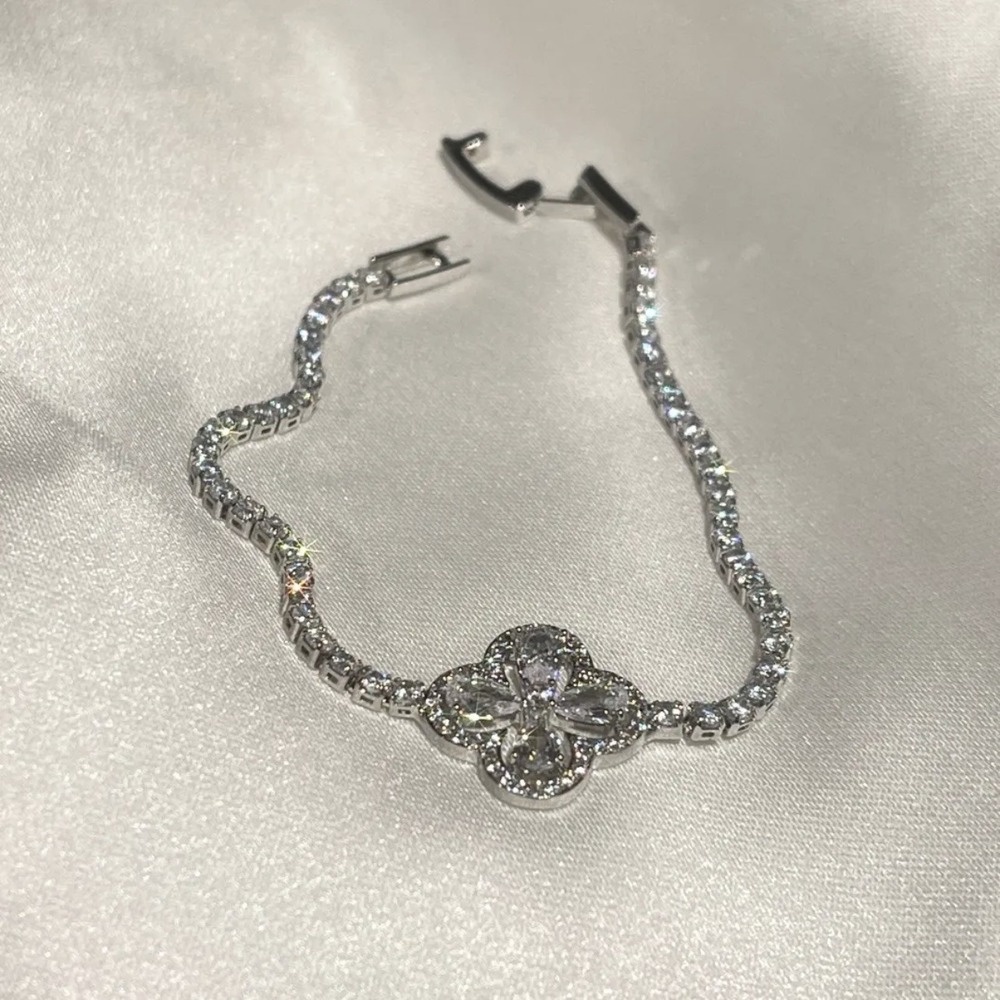 Vòng Tay Hình Cỏ Bốn Lá Đính Đá Lấp Lánh Thời Trang Và Tinh Tế Sang Trọng