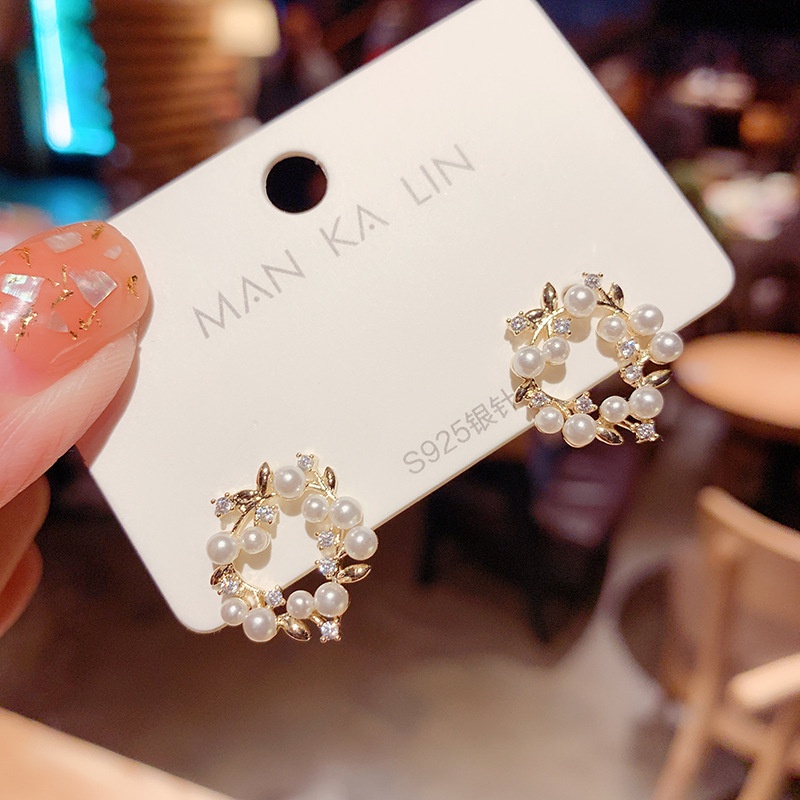 Khuyên Tai Vòng Hoa Nhỏ Và Dễ Thương Đính Ngọc Trai Nhỏ Và Dễ Thương