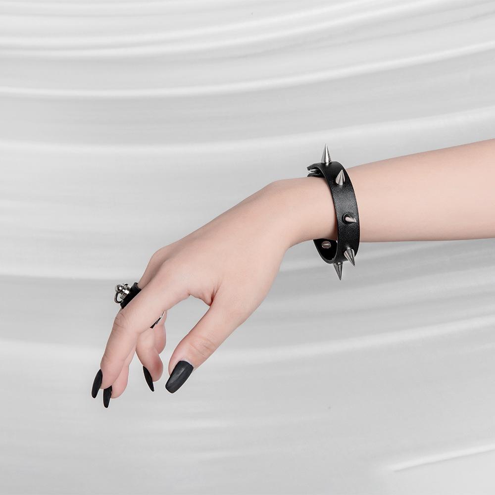 Vòng Tay Hợp Kim Đính Đinh Tán Phong Cách Punk Gothic Cho Nam