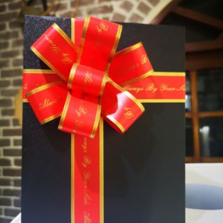 Hộp quà đỏ nắp đen có nơ