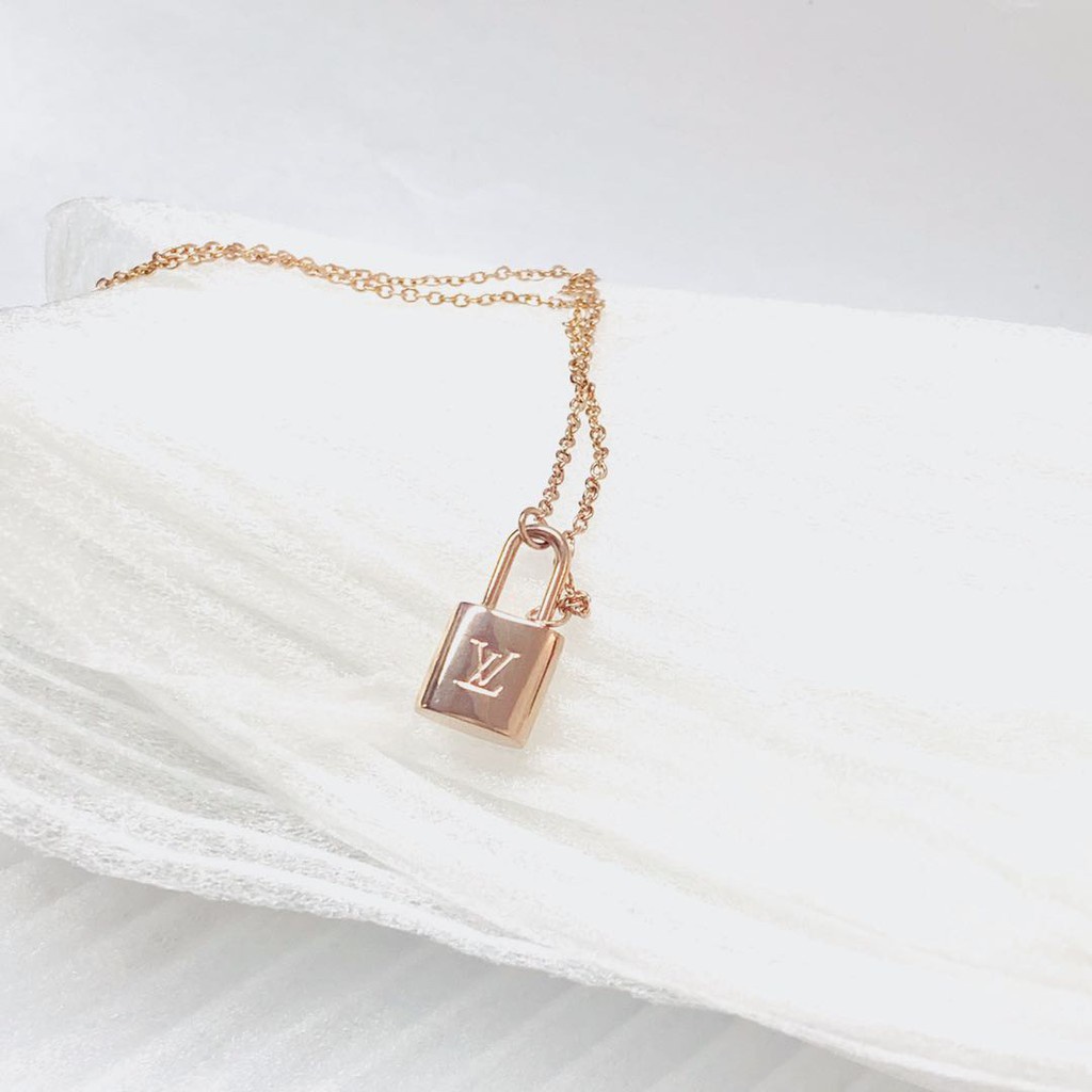 Dây chuyền thép mạ vàng 18K khắc chữ V khóa nhỏ phong cách tối giản