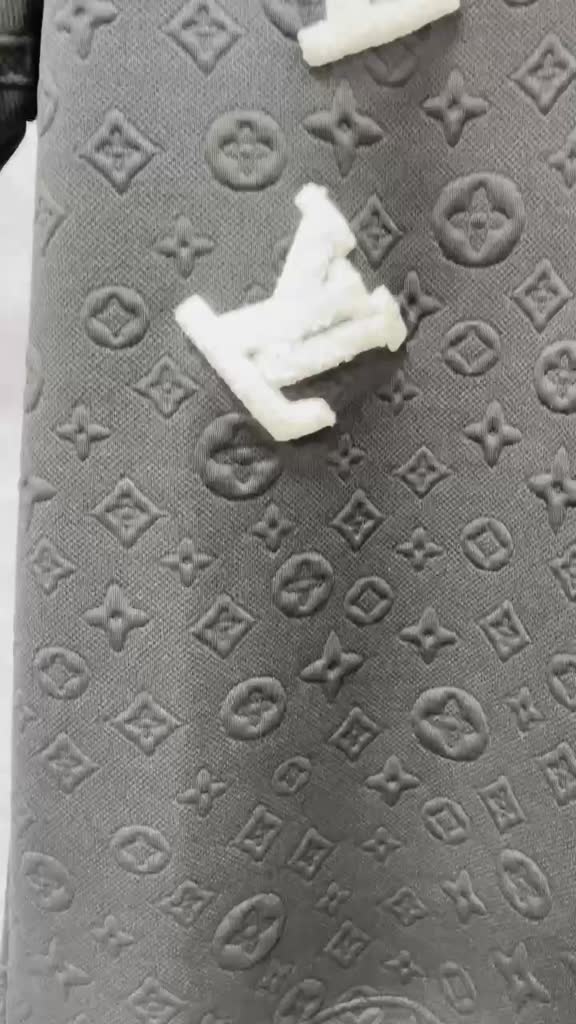 Áo Phông LV Nam Nữ Thêu Logo Xù Cao Cấp - Áo Thun LV Nam Nữ Họa Tiết Vân Nổi Cực Đẹp | BigBuy360 - bigbuy360.vn