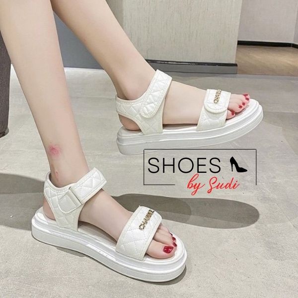 Sandal đế bằng SUDI - SD035-AIF cao 3p có đệm quai ngang in chữ nổi có 2 màu trắng đen dễ phối đồ cho học sinh sinh viên