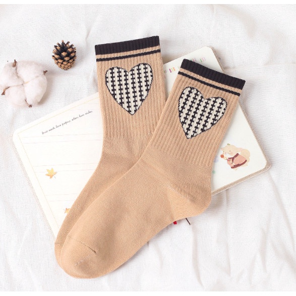 Vớ hình trái tim cổ cao Nam Nữ phong cách thể thao, trẻ trung, năng động.