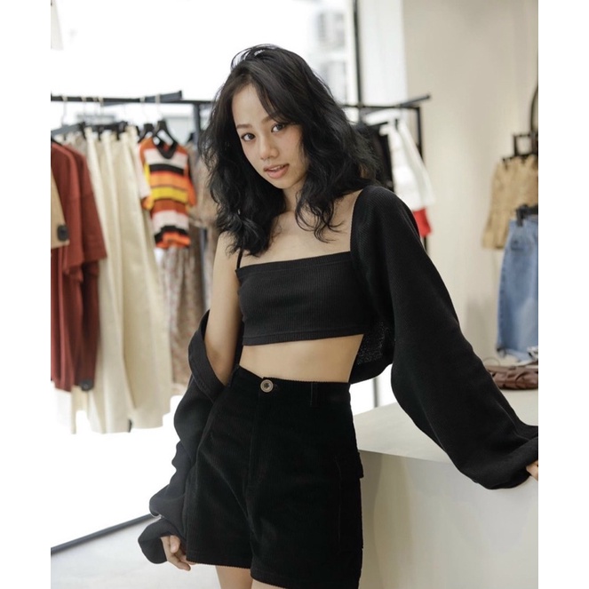 Set khoác trắng và áo croptop 2 dây