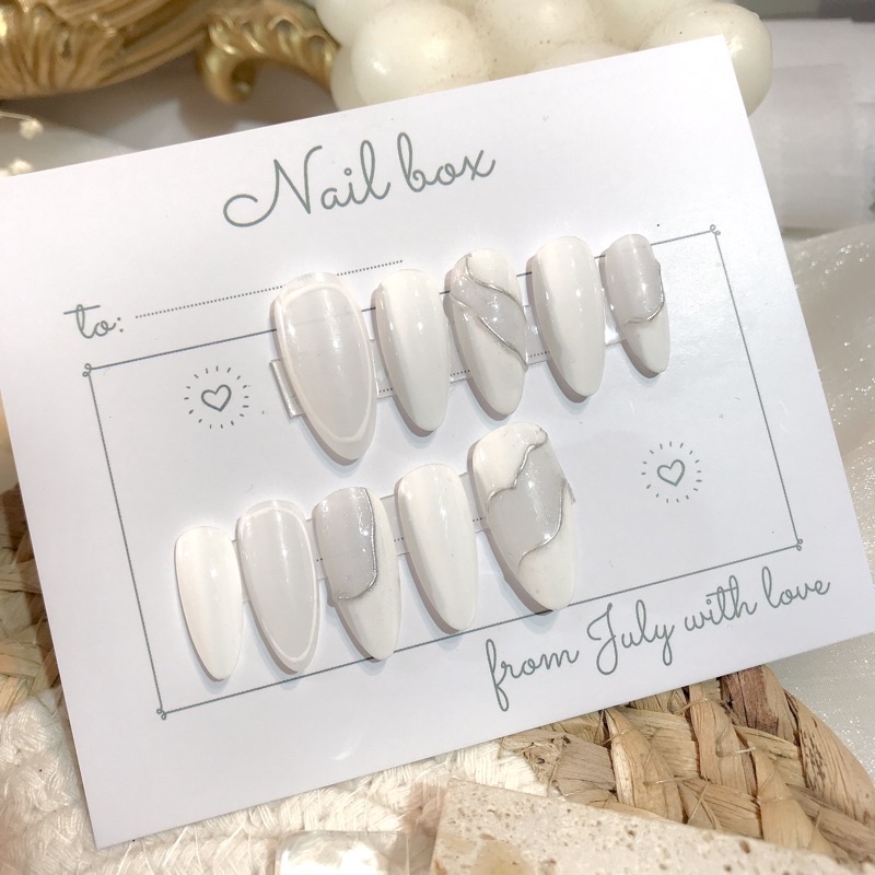 Móng Úp thiết kế màu trắng kẻ nổi dáng tròn nhọn dài đính nơ julynails.vn nb113