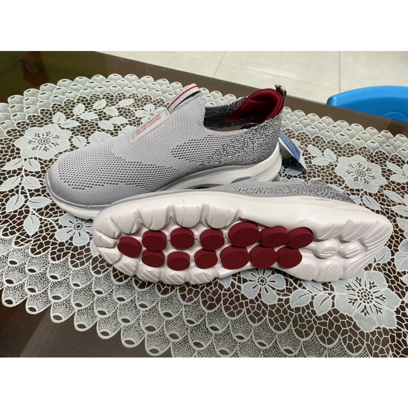 Giày thể thao skechers chất liệu vải mềm, dáng giày lười tiện lợi