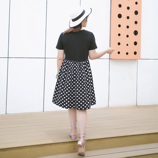 Đầm liền chấm bi phối đen cho người béo mập