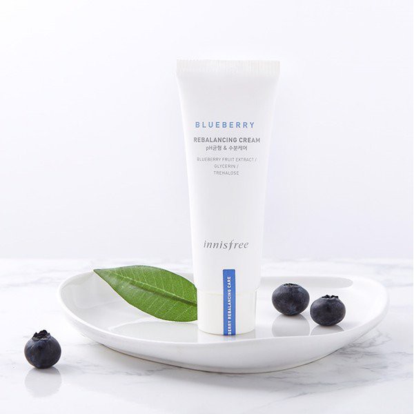 Kem chống nắng dạng lỏng chiết xuất Việt Quất Innisfree Blueberry Rebalancing Watery Sun Cream SPF37 PA+++ 40ml