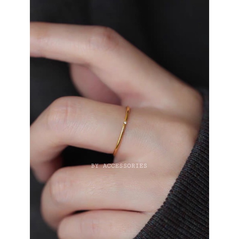 Nhẫn nữ titan tròn mảnh đính 1 viên đá không gỉ BY ACCESSORIES