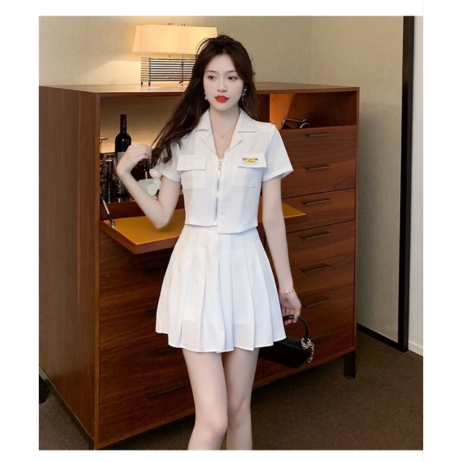 Set áo croptop + chân váy tennis kaki oder taobao