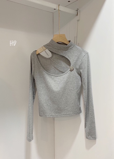 Áo thun khoét ngực kèm dây đá